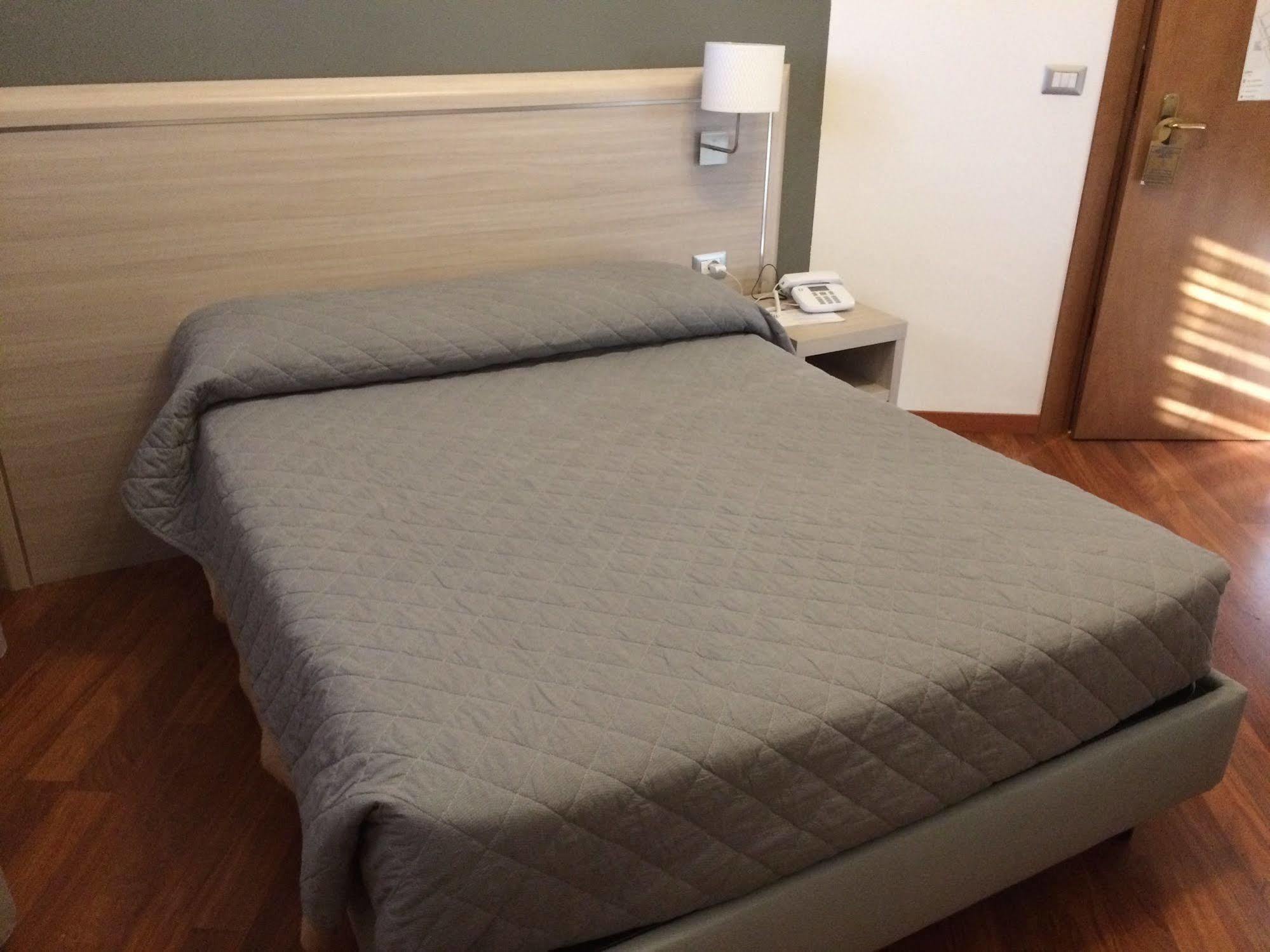 Twelve Hotel Moncalieri Bilik gambar